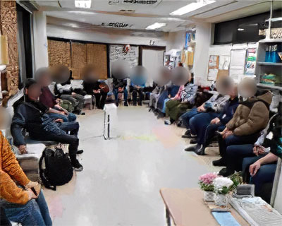 依存症の悩みや体験を語り合い、回復を目指して支え合うミーティングの様子
