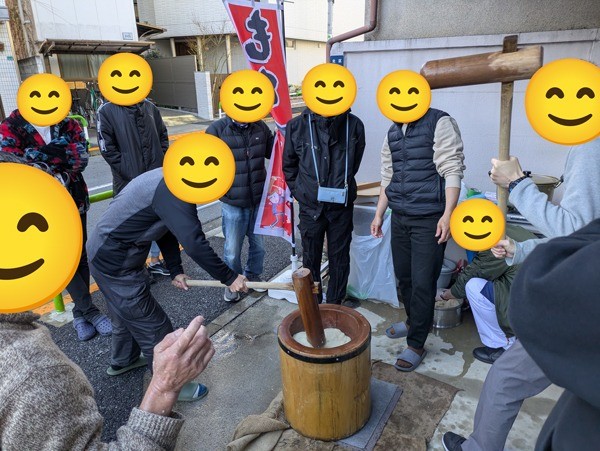 事業所の前で行う餅つきの様子