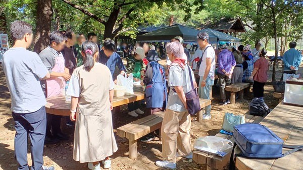 たくさんの仲間が集まり、和やかな笑顔が広がる会場 たくさんの仲間が集まり、和やかな笑顔が広がる会場