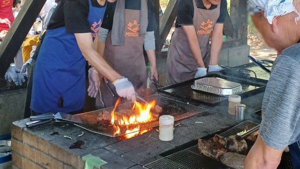 常設のかまどを囲み、炭火で香ばしくお肉を焼き上げます 常設のかまどを囲み、炭火で香ばしくお肉を焼き上げます