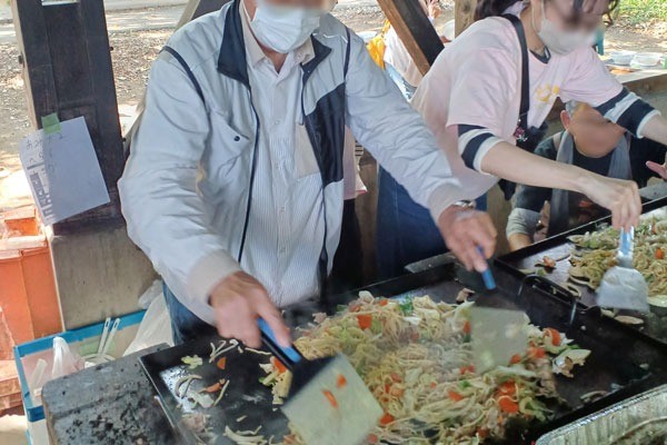 みんなで食べる格別の味!ダイナミックな鉄板調理の風景 みんなで食べる格別の味!ダイナミックな鉄板調理の風景