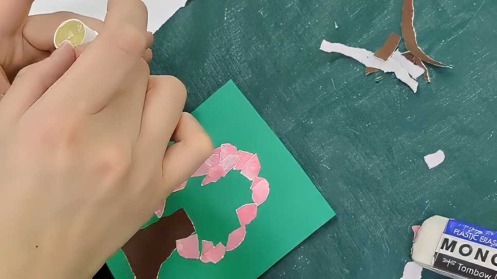 【動画】就労継続支援B型アミカのメンバーが桜の切り紙をパッケージに制作